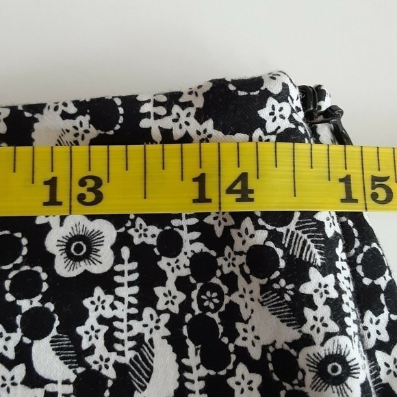 Studio M Women's Skirt Sz M Black & White Print Side Slit Knee Length - Picture 5 of 8